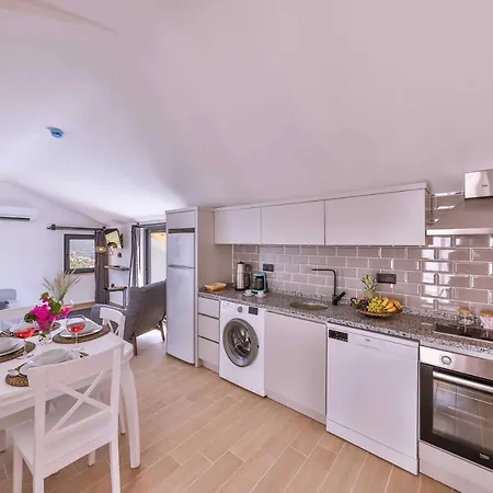 Ξενοδοχείο με διαμερίσματα Lobelya 4*